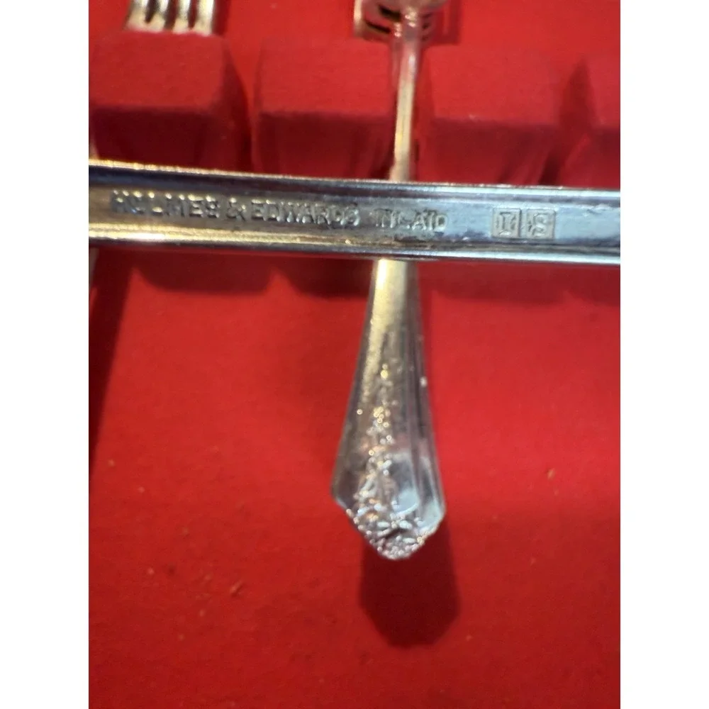 32 Pc 1847 Rogers Bros Silverplate Flatware Set w Chest Vintage IS